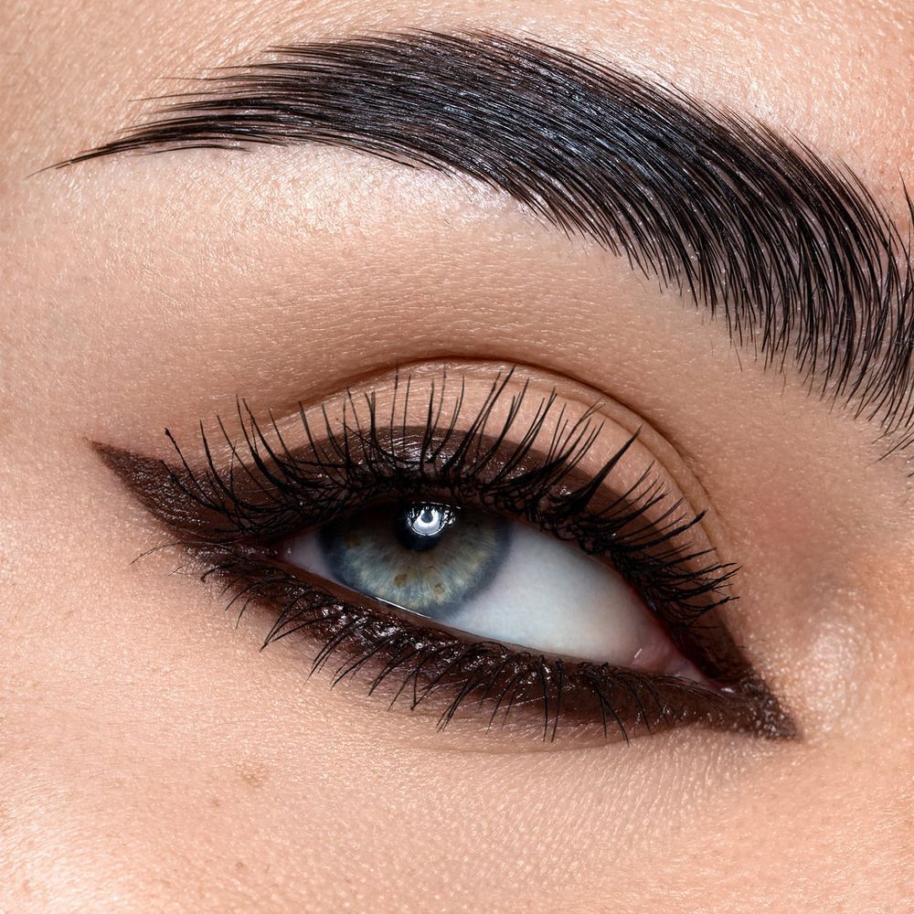Eyeliner marrone sull'occhio di una donna.