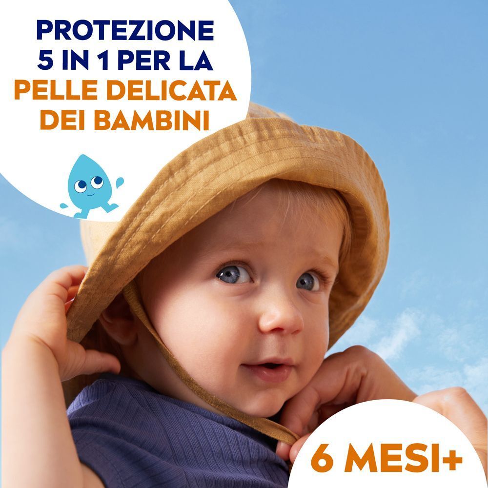Un bambino con cappello, con spray solare Nivea Sun per la pelle delicata dei bambini.