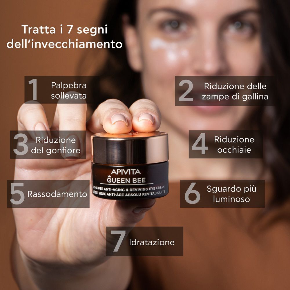 Donna tiene in mano la crema contorno occhi APIVITA Queen Bee. Vengono mostrati 7 segni dell'invecchiamento.