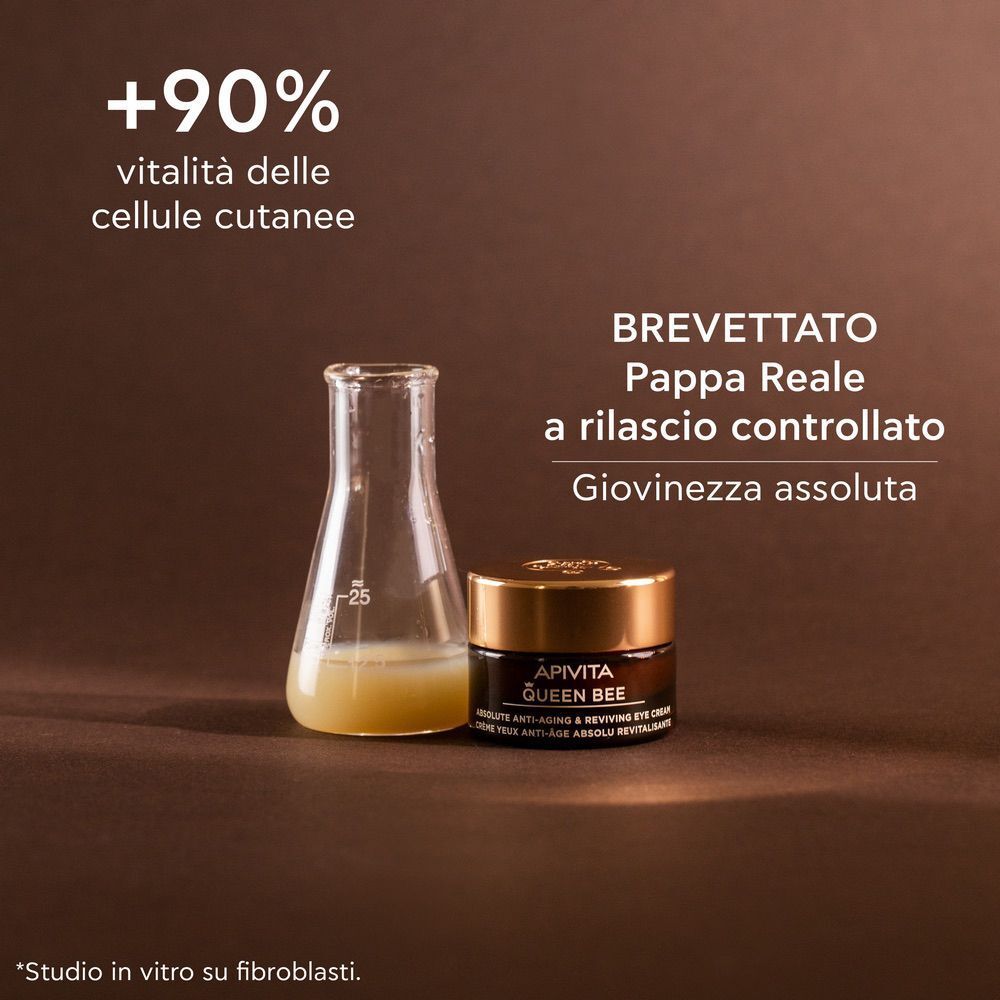 Crema contorno occhi APIVITA Queen Bee accanto a un becher con gel.