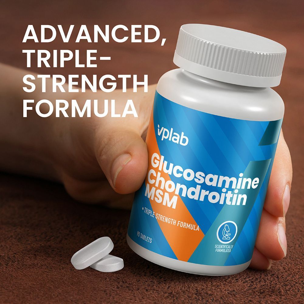 Mano che tiene un flacone VPLAB Glucosamina & Condroitina & MSM, formula a tripla forza. Due compresse accanto.