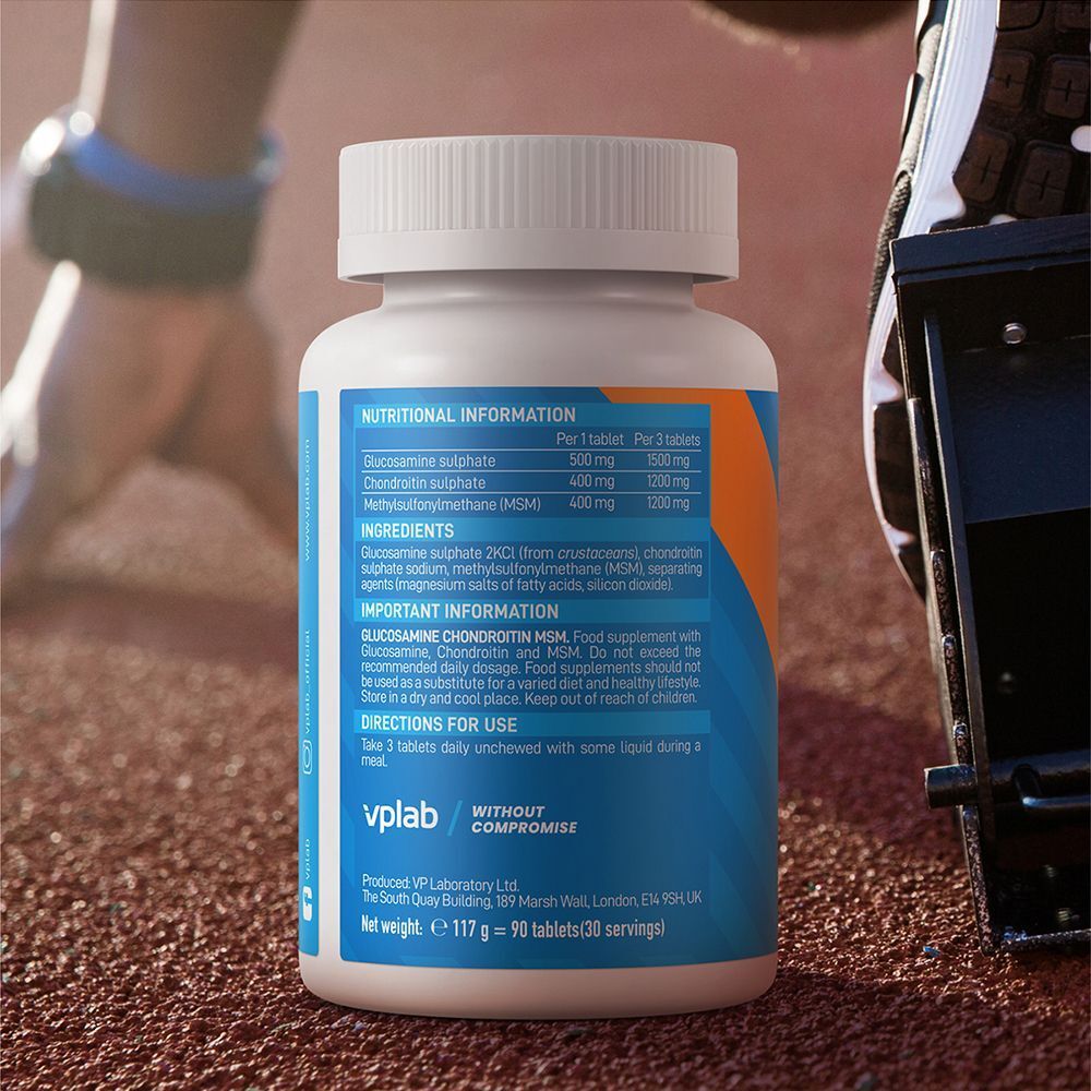 Retro di un flacone VPLAB Glucosamina & Condroitina & MSM su una pista da corsa.