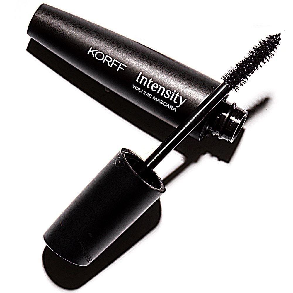 Un flacone nero di mascara volume KORFF Cure Make Up Intensity con il suo applicatore estratto.