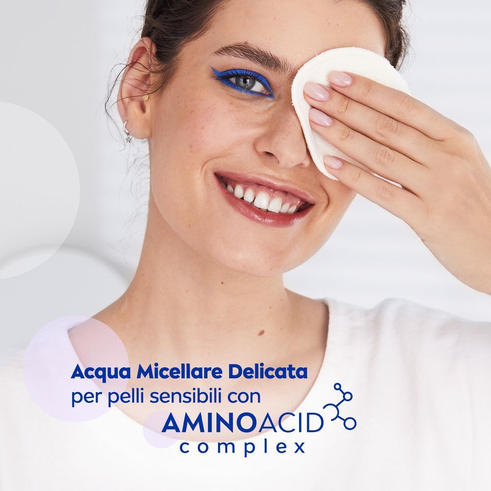 Donna si pulisce l'occhio con un dischetto e Nivea Micellair.