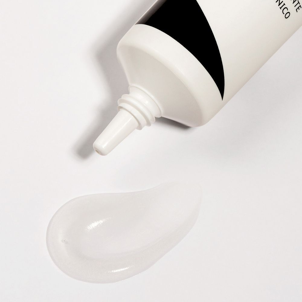Texture di primer su sfondo bianco, accanto a un tubetto aperto ASTRA Make-Up Zen Routine Face Primer.