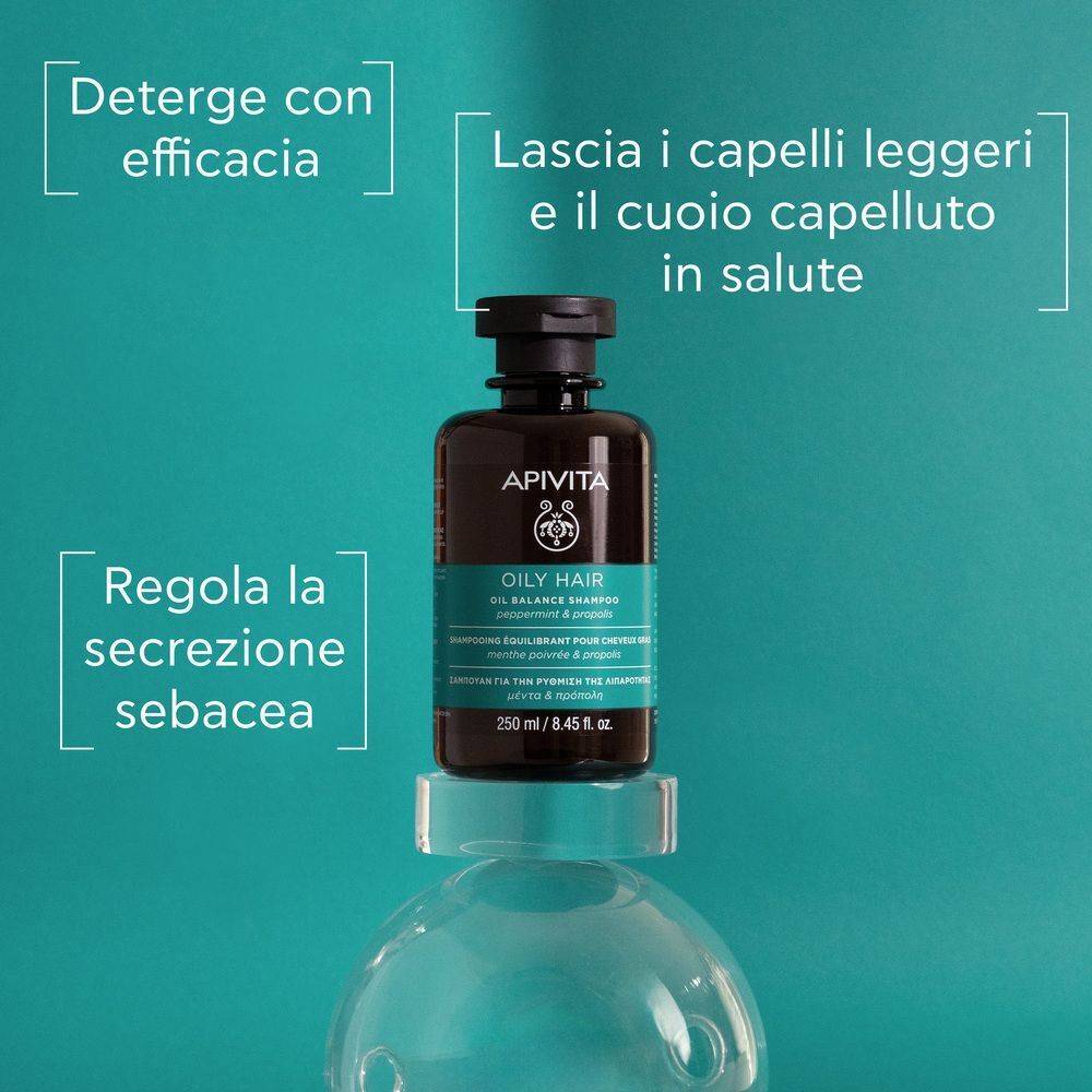 Shampoo APIVITA OILY HAIR su un piedistallo trasparente.
