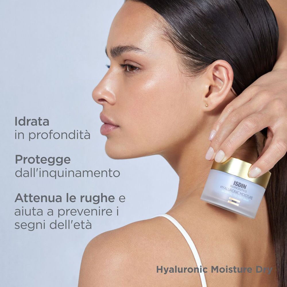 Donna con vasetto di crema idratante ISDIN Hyaluronic Moisture. Testo: Idrata in profondità, protegge dall'inquinamento, attenua le rughe.