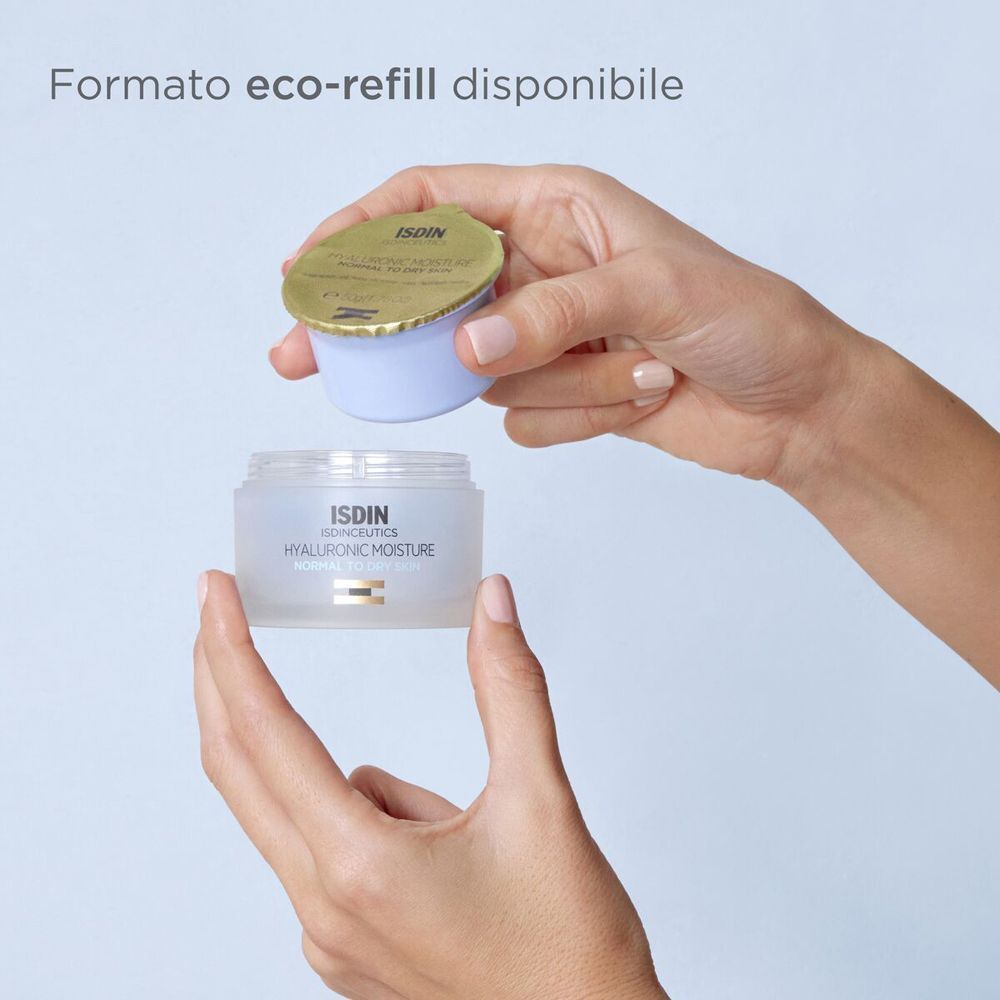 Mani che sostituiscono una ricarica ISDIN Hyaluronic Moisture in un vasetto vuoto.
