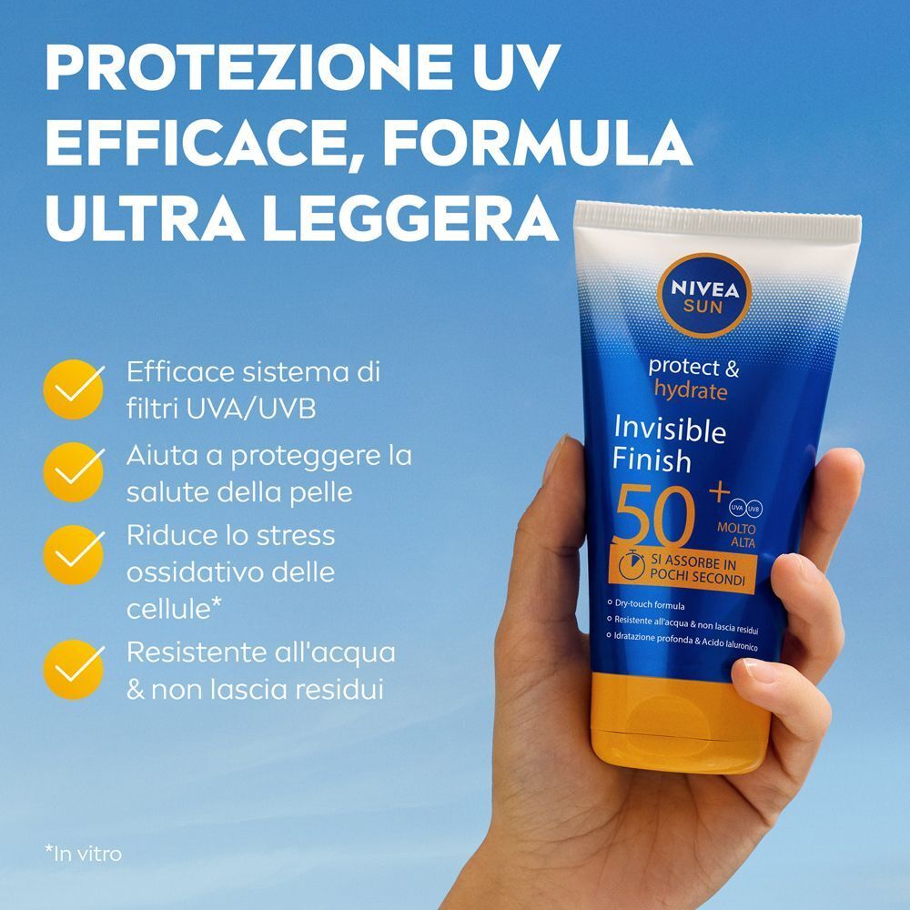 Nivea Sun Protect & Hydrate Invisible Finish SPF 50+ in mano. Offre protezione UVA/UVB.
