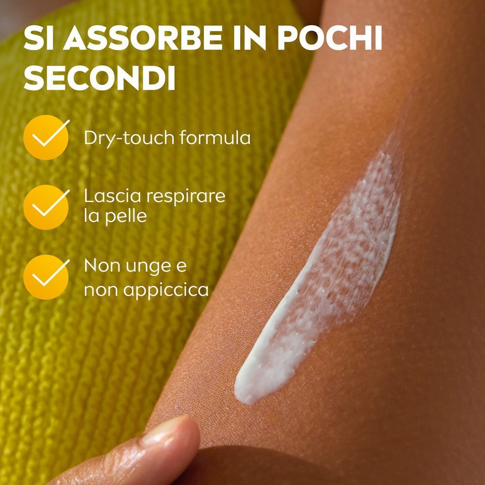 Crema solare applicata sulla pelle. Si assorbe rapidamente, non unge e non appiccica.