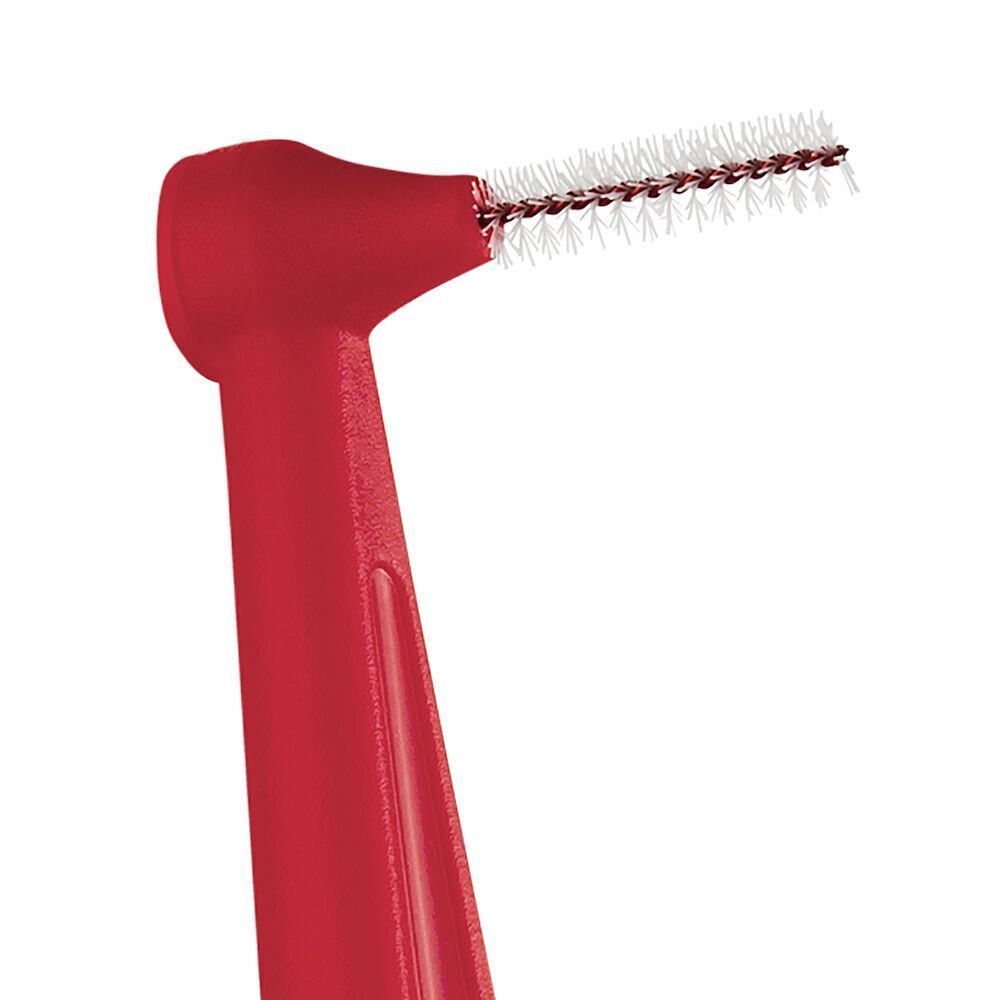 Primo piano della testa angolata di uno spazzolino interdentale TePe Angle rosso con setole bianche.