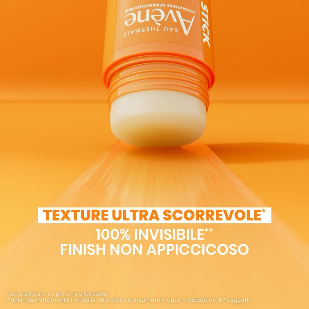 Primo piano dello stick solare Avène Ultra Stick SPF 50, che lascia una texture invisibile e non appiccicosa.