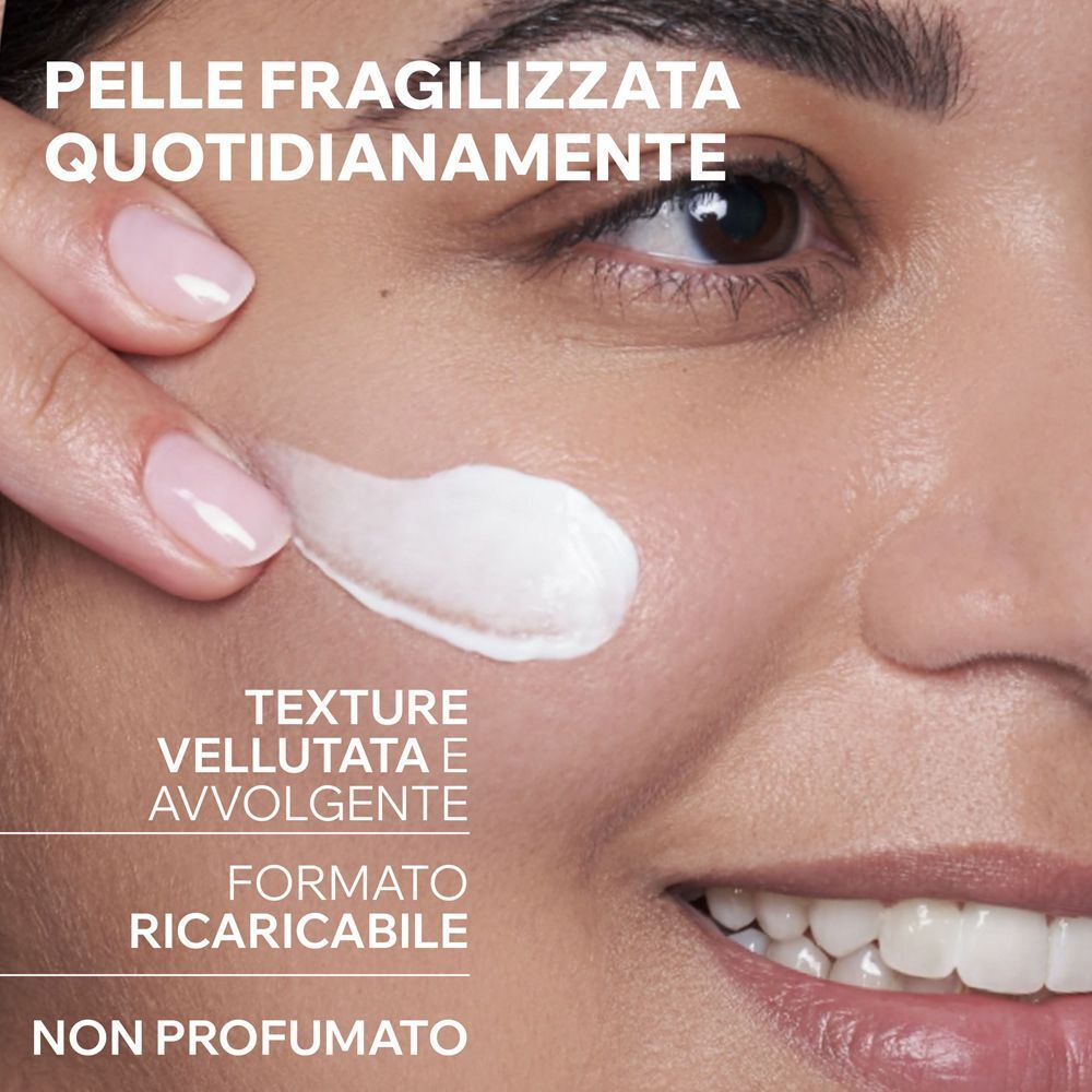 Una mano applica la crema Uriage Cica Daily sulla pelle. Testo su texture vellutata e ricaricabile.