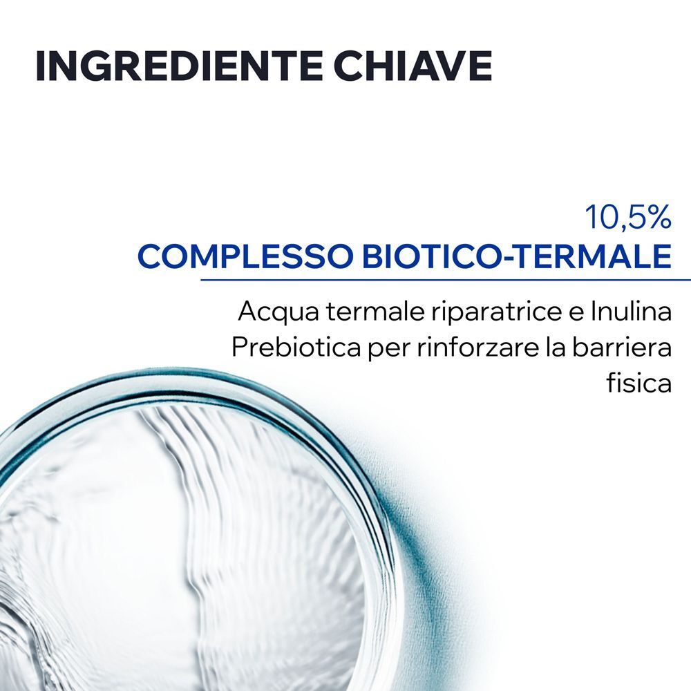 Una ciotola con un liquido limpido che mostra il Complesso Biotic-Termale al 10,5% di Uriage.