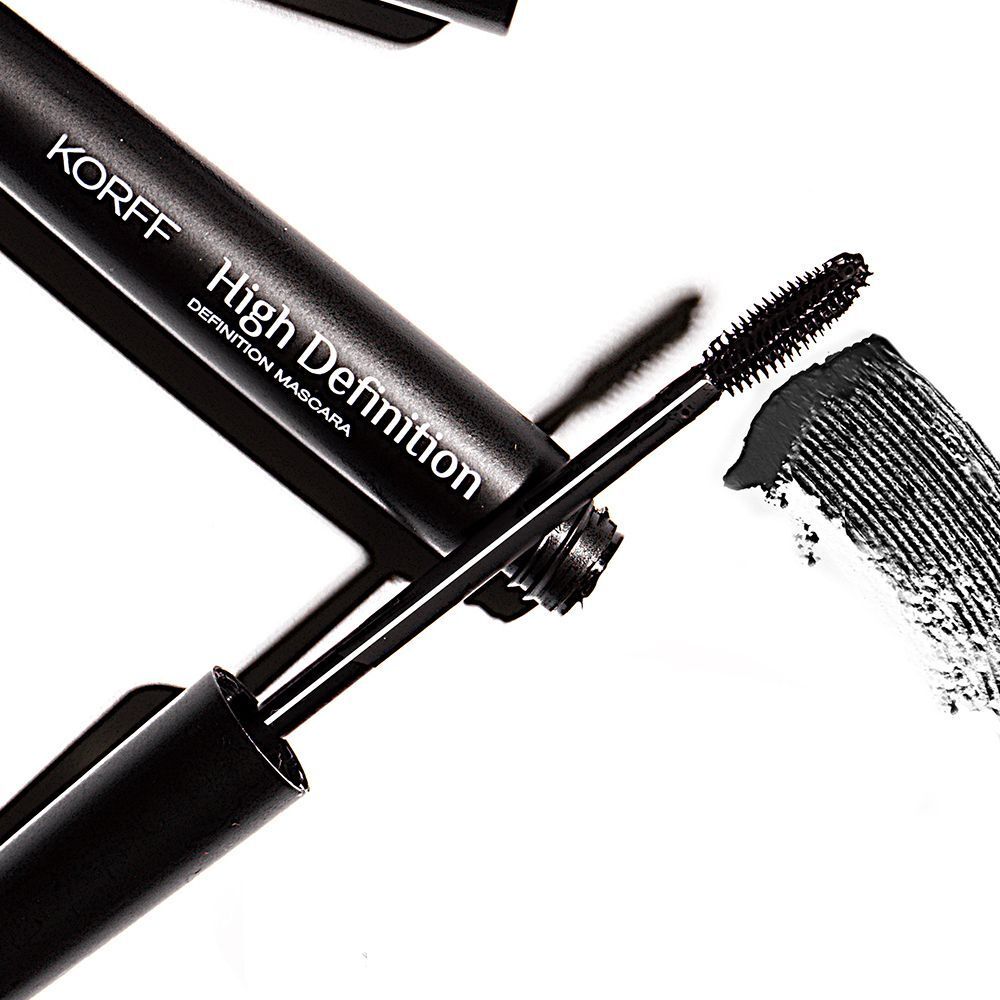 Tubetto di mascara nero, aperto, con applicatore e swatch di mascara nero, KORFF High Definition.