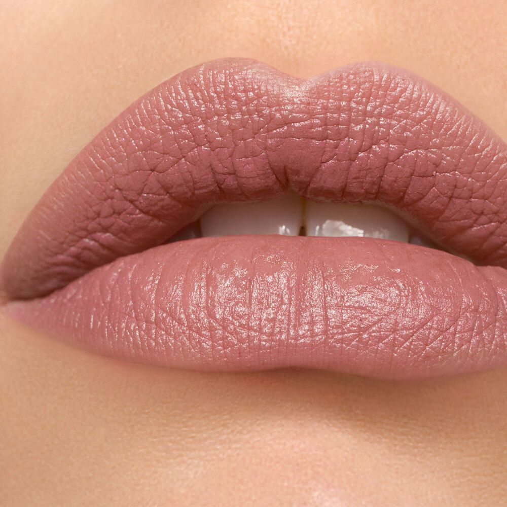 Primo piano di labbra con applicato il rossetto ASTRA Make-Up Lip Creamynal, tonalità nude rosato.
