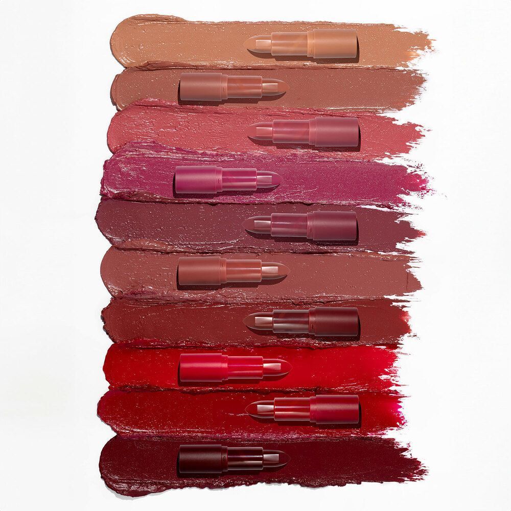 Dieci campioni di colore di rossetti ASTRA Make-Up Lip Creamynal, ciascuno con un rossetto.