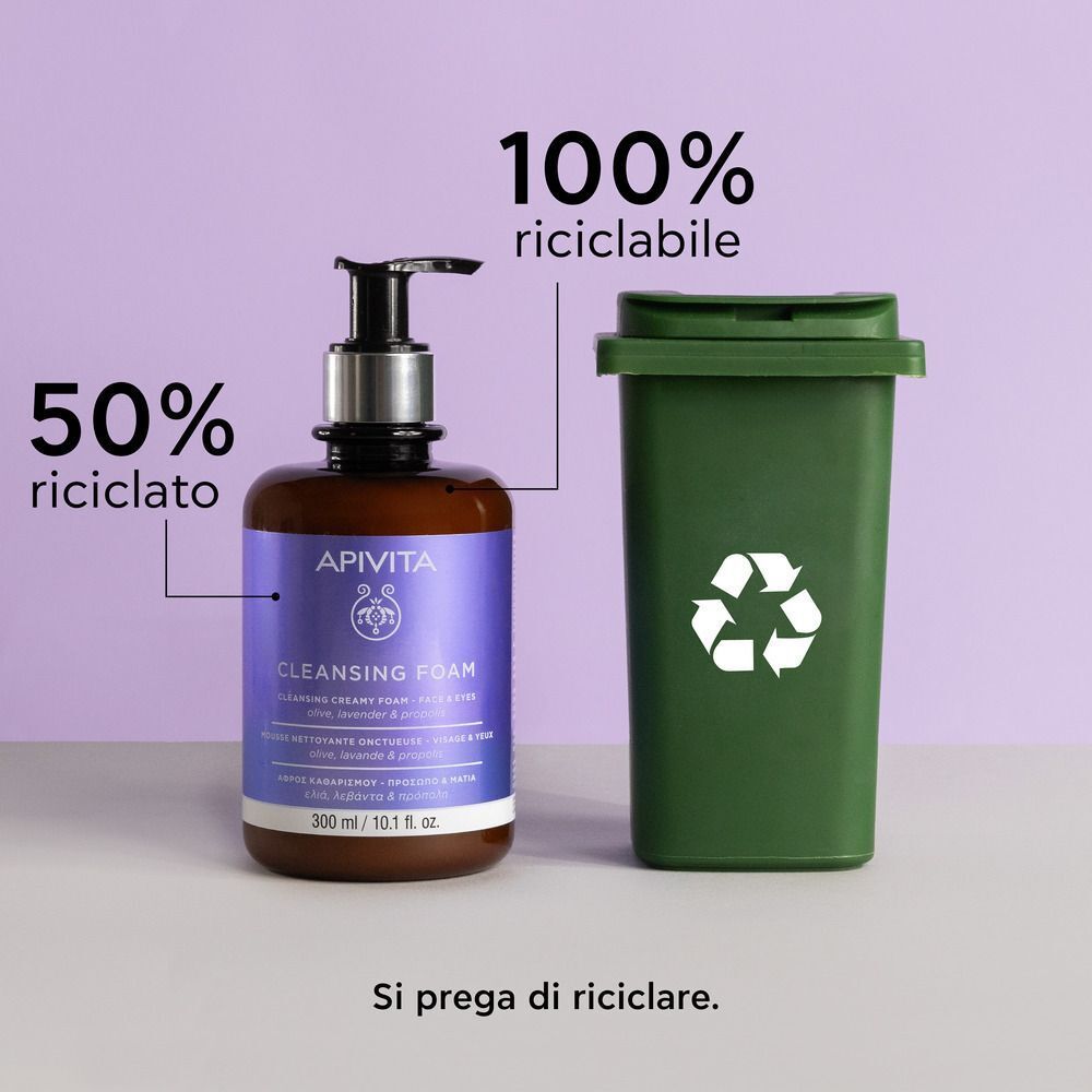 Mousse detergente Apivita accanto a un bidone della spazzatura verde. 50% riciclato, 100% riciclabile.