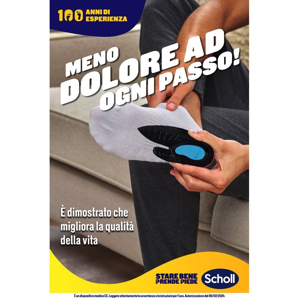 Una persona inserisce una soletta Scholl Tallone in un calzino.