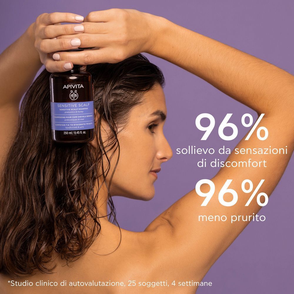 Donna con shampoo APIVITA Cute Sensibile.