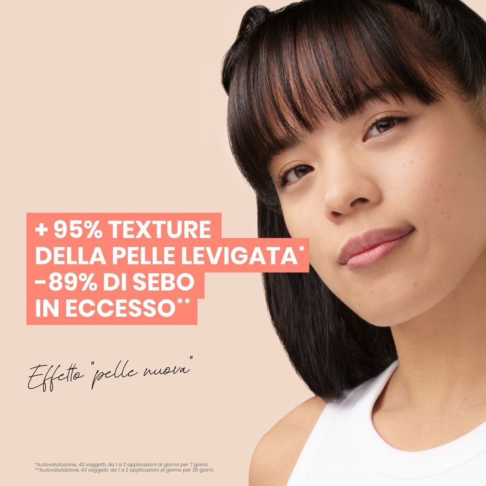 Donna con pelle più levigata e meno sebo in eccesso, risultato post-applicazione.