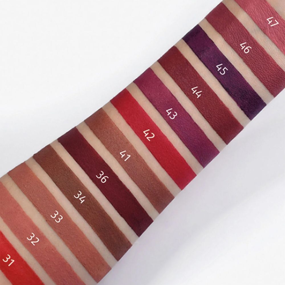 Tavolozza di colori di matite contorno labbra Astra Professional applicate sulla pelle, da 31 a 47.