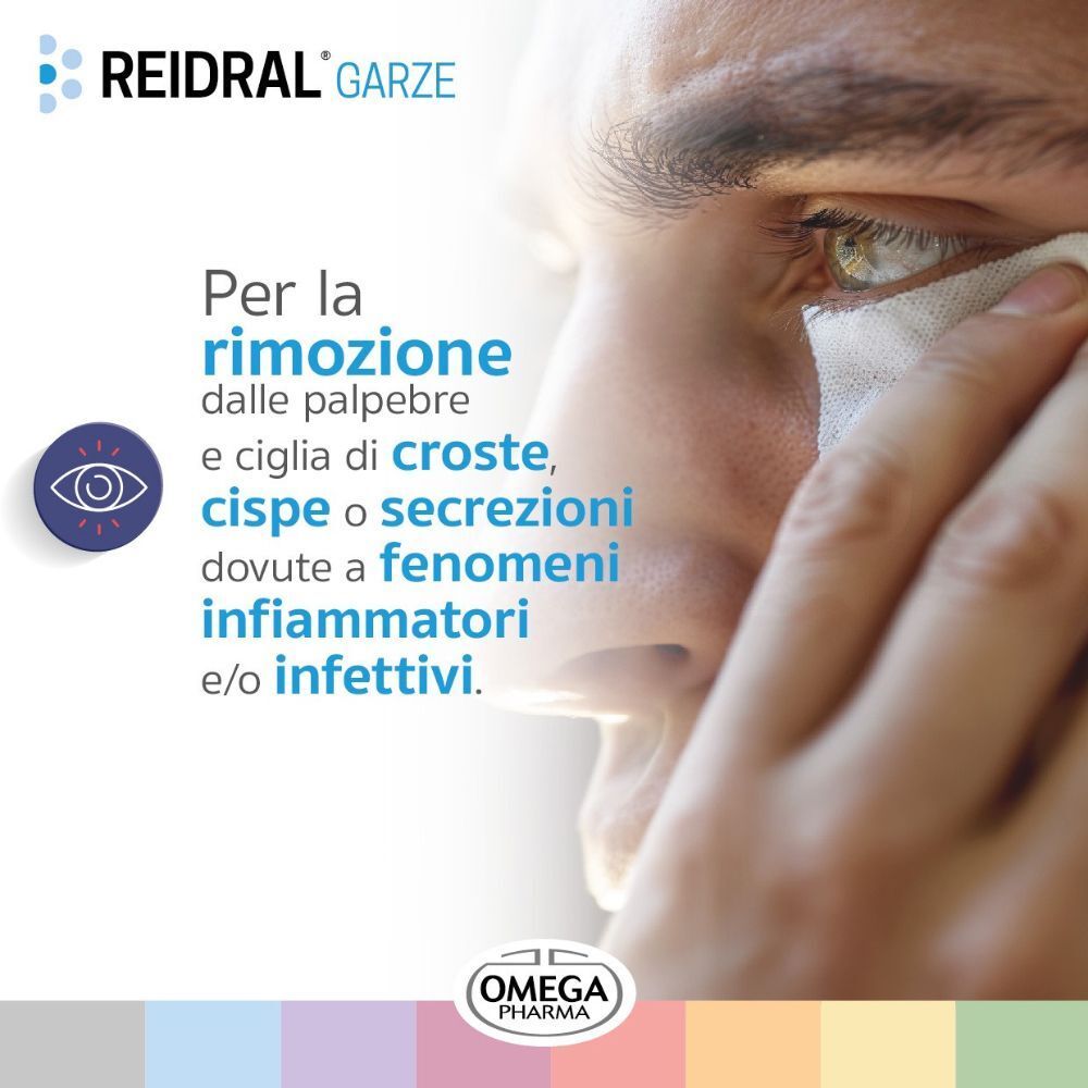 Uomo che pulisce la palpebra con una garza sterile REIDRAL®.