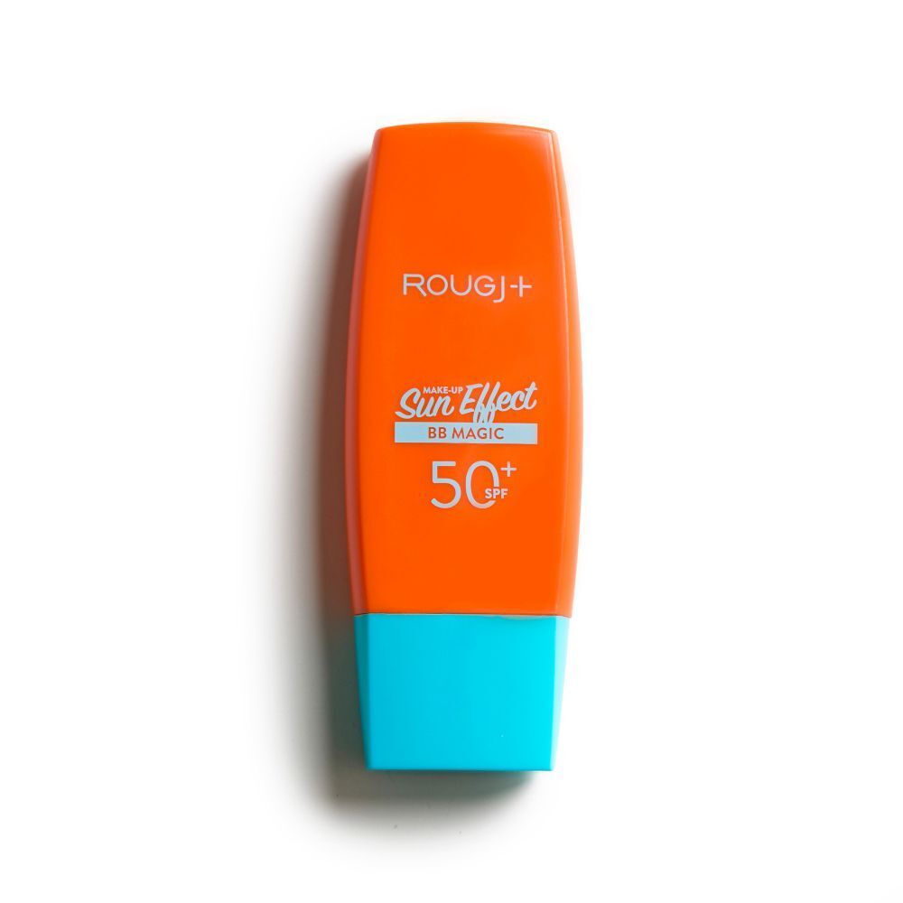 Un flacone di crema solare Rougj+ BB Magic SPF50+ con base blu.