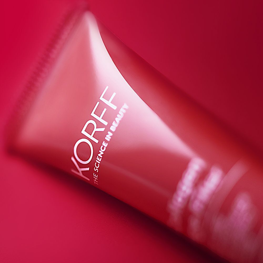 Primo piano di un tubetto KORFF rosso con la scritta "THE SCIENCE IN BEAUTY".
