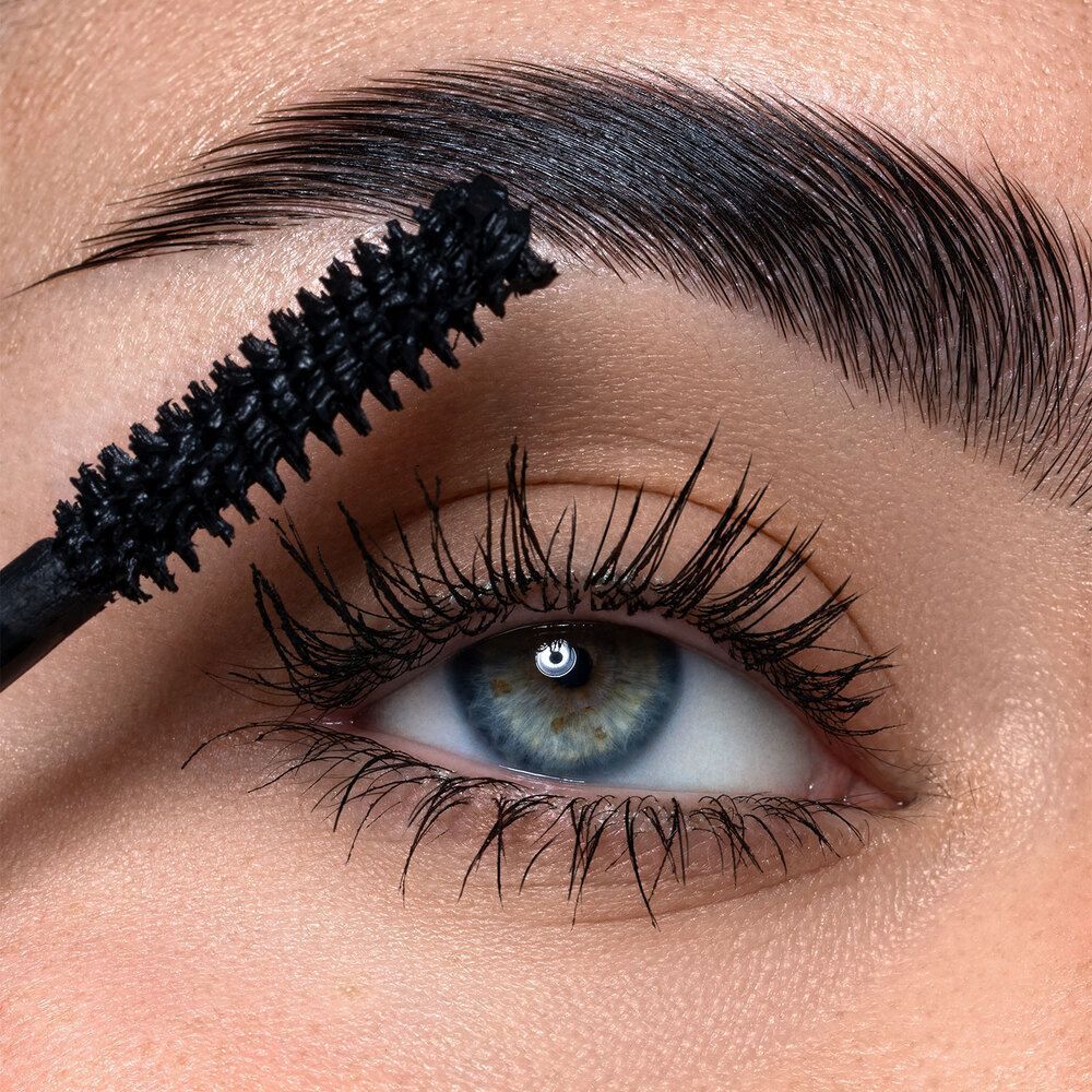 Primo piano di un occhio truccato con mascara Astra The Universal Volume Waterproof.