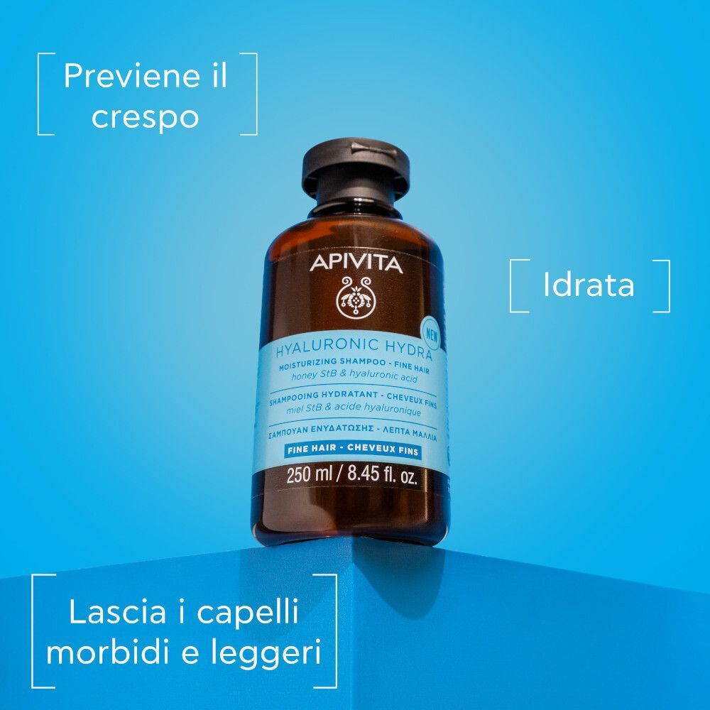 Shampoo idratante APIVITA Hyaluronic Hydra per capelli fini su sfondo blu.