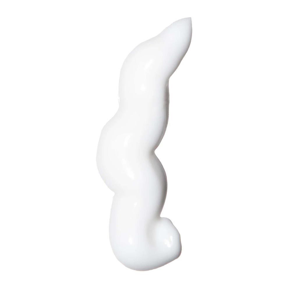 Un campione di crema bianco a forma di onda su sfondo bianco.