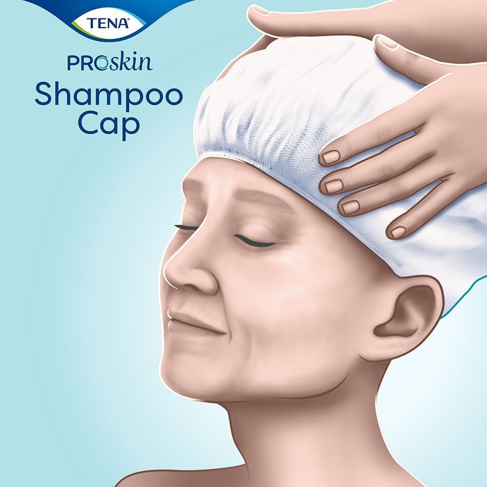Mani che applicano una cuffia shampoo TENA ProSkin sulla testa di una persona.