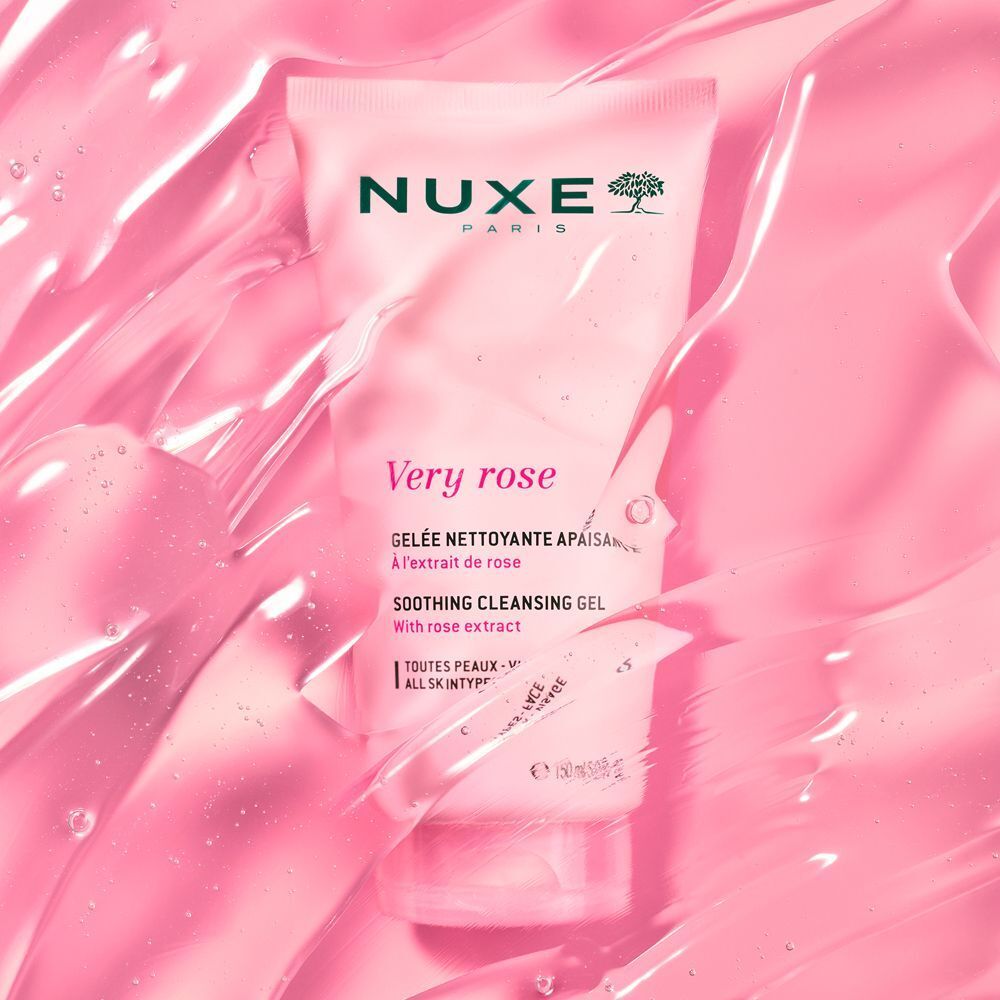 Un tubetto rosa di Nuxe Very Rose Gel Detergente Lenitivo su sfondo rosa con texture gel.