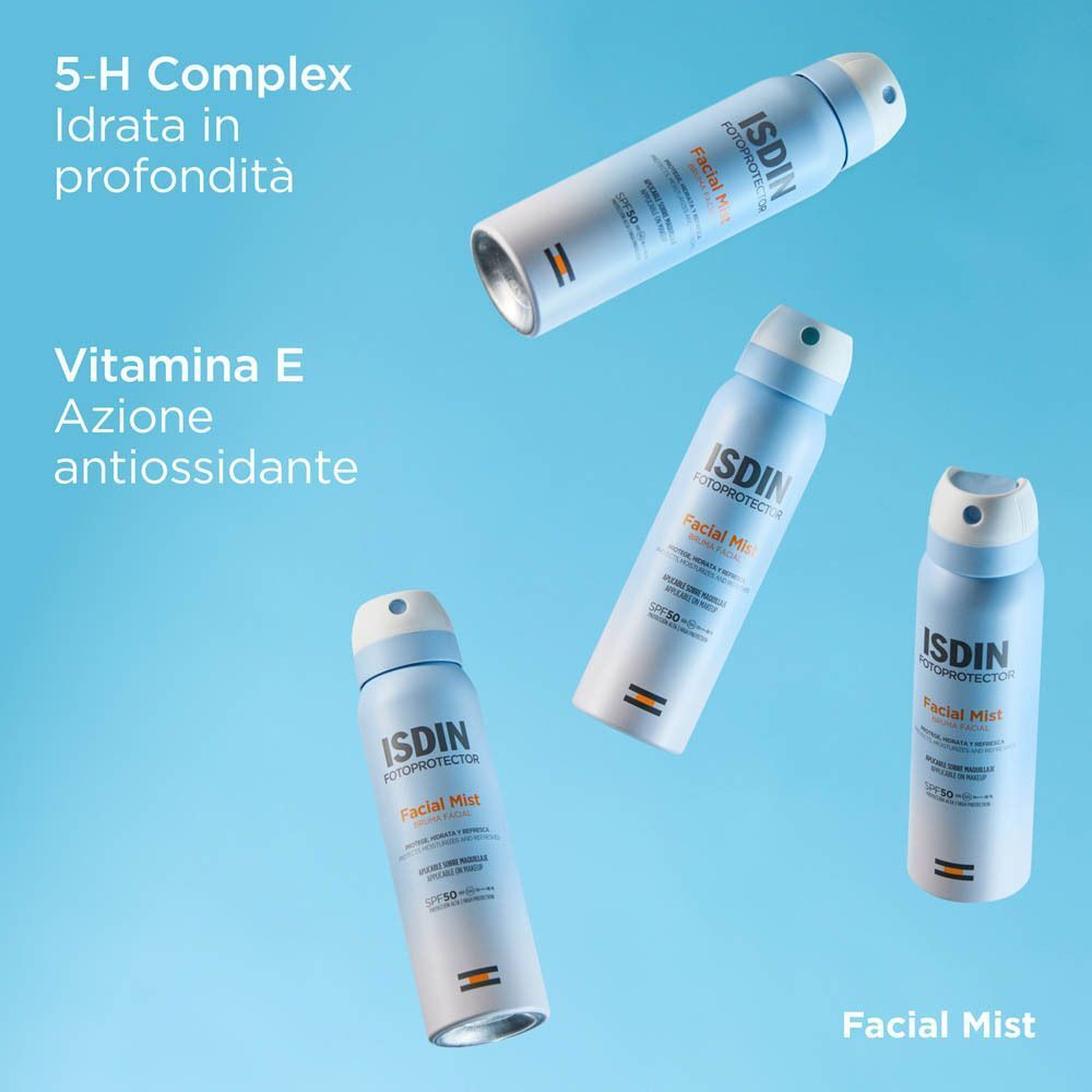 Diversi flaconi spray ISDIN Fotoprotector Bruma Viso SPF 50 su sfondo blu.