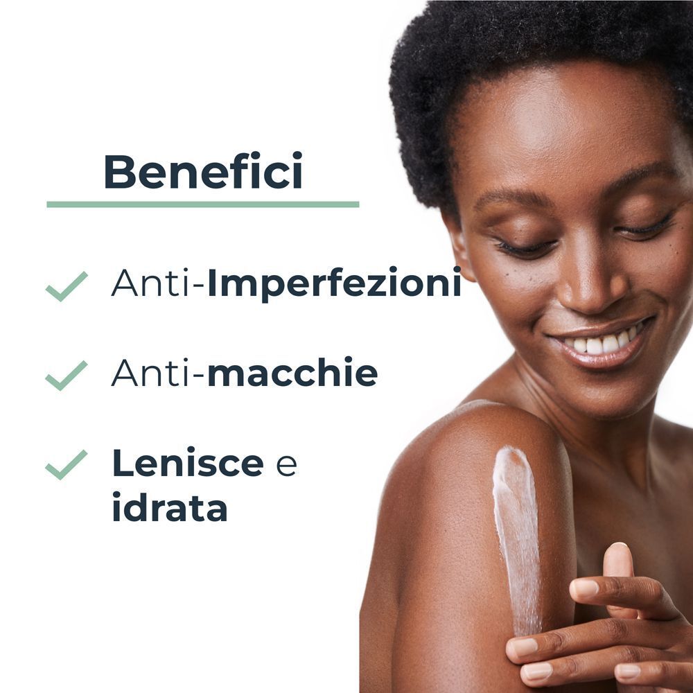 Donna con crema Eucerin DermoPurifyer Oil Control sul braccio, benefici: anti-imperfezioni, anti-macchie, lenisce e idrata.