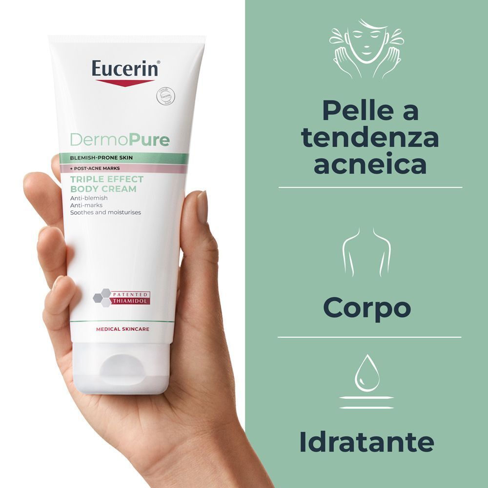 Mano che tiene la crema Eucerin DermoPurifyer Oil Control. Per pelli a tendenza acneica, cura del corpo, idratante.