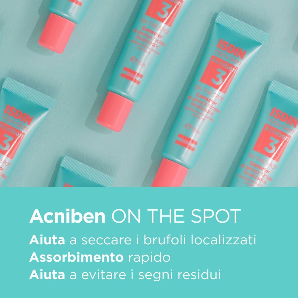 Vari tubetti di gel ISDIN Acniben On The Spot su sfondo turchese.
