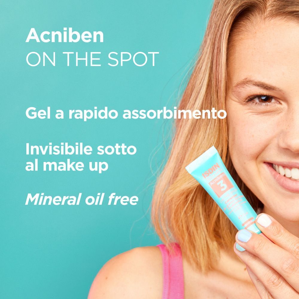 Donna che tiene il gel ISDIN Acniben On The Spot; testo su rapido assorbimento.