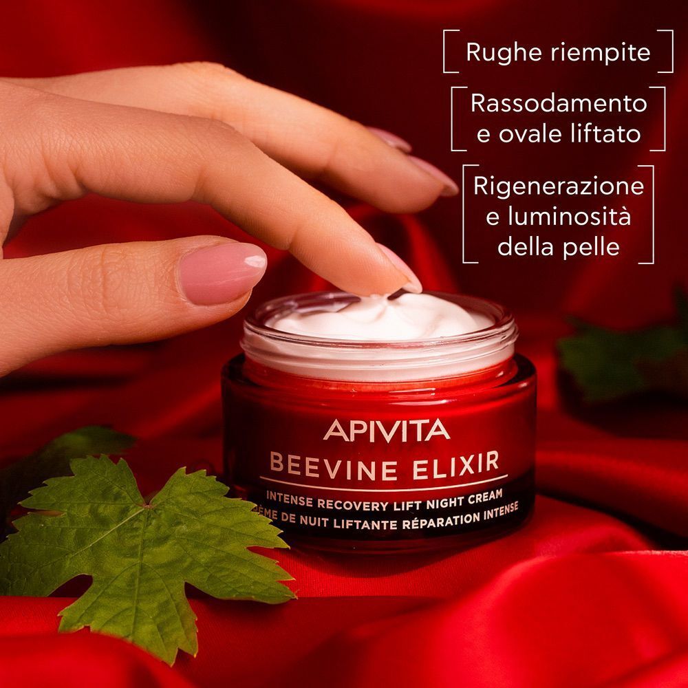 Un vasetto Apivita Beevine Elixir con un dito che preleva la crema.