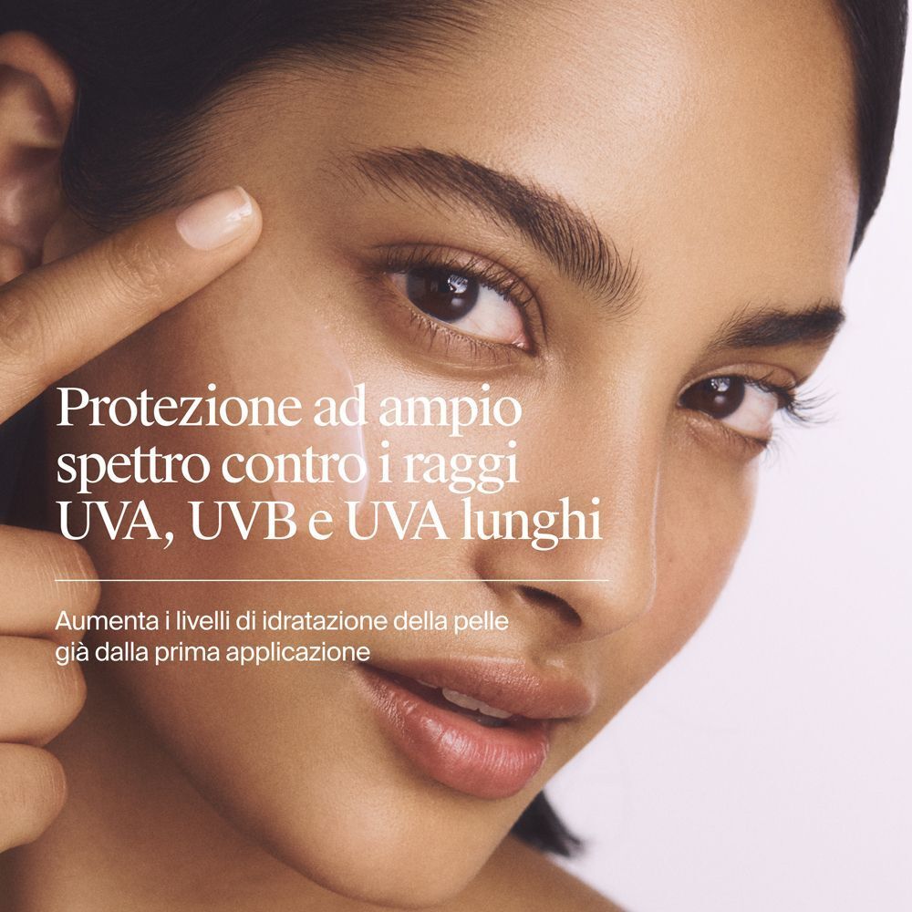 Primo piano di un viso focalizzato sulla protezione UVA/UVB.