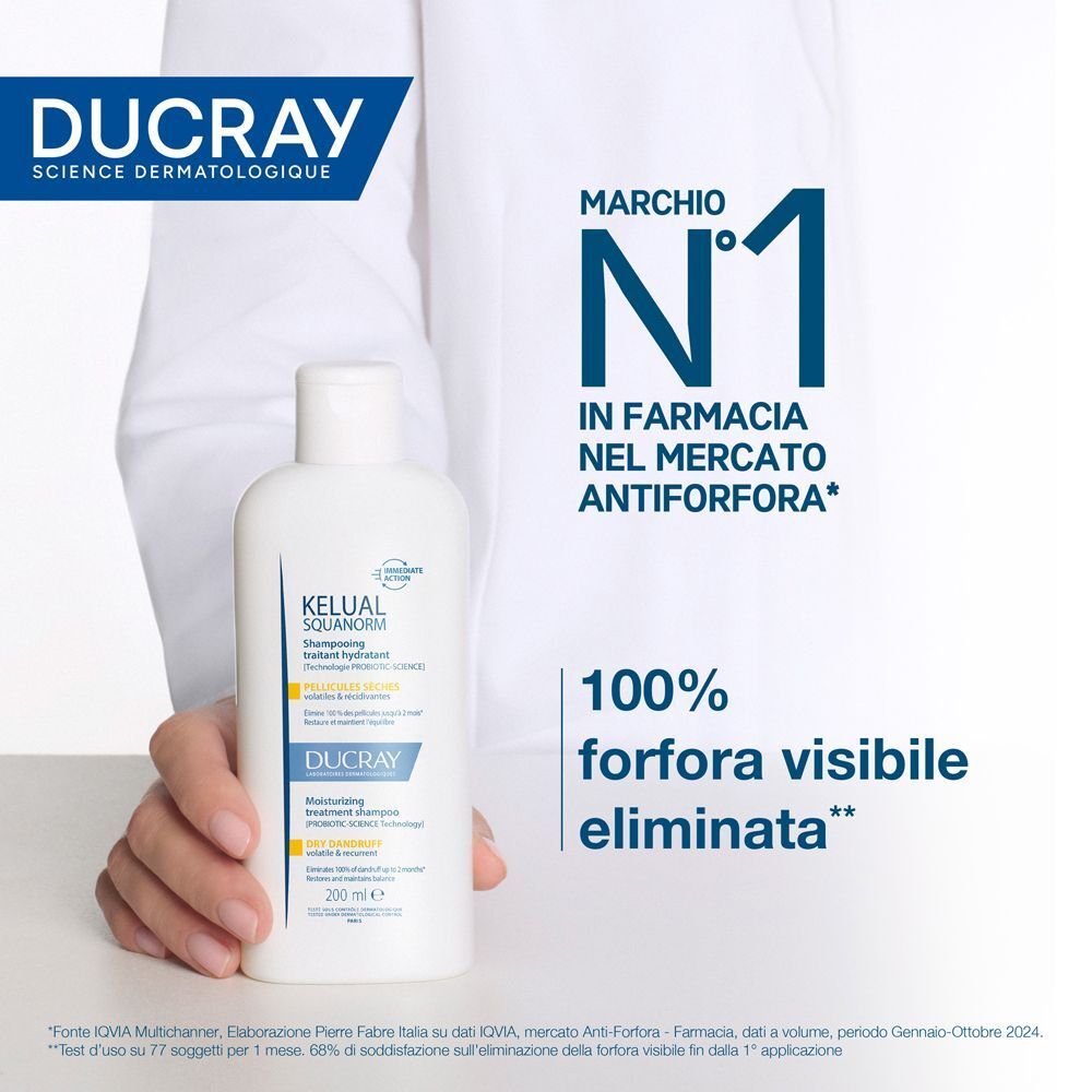 Una mano tiene un flacone di Ducray Kelual Squanorm Shampoo. "Marchio n. 1 antiforfora in farmacia".
