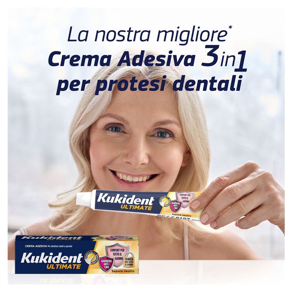 Donna che tiene la crema adesiva Kukident Ultimate, 40g.