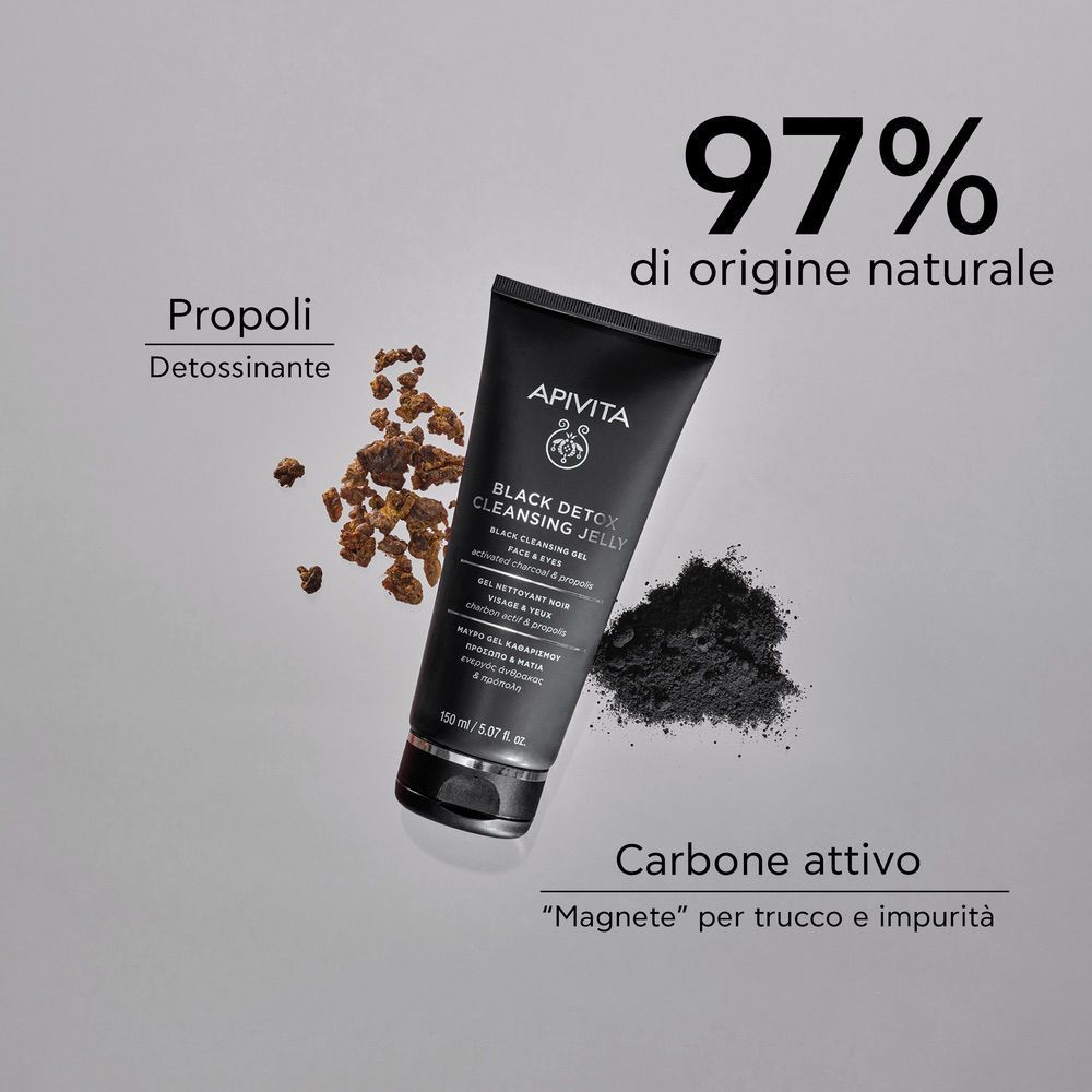 APIVITA Black Detox Cleansing Jelly accanto a carbone attivo e propoli. 97% di origine naturale.