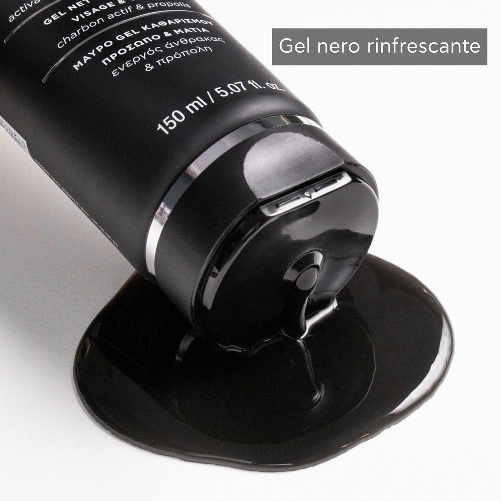 Tubo APIVITA Black Detox Cleansing Jelly accanto a un bidone di riciclaggio verde. 100% riciclabile.