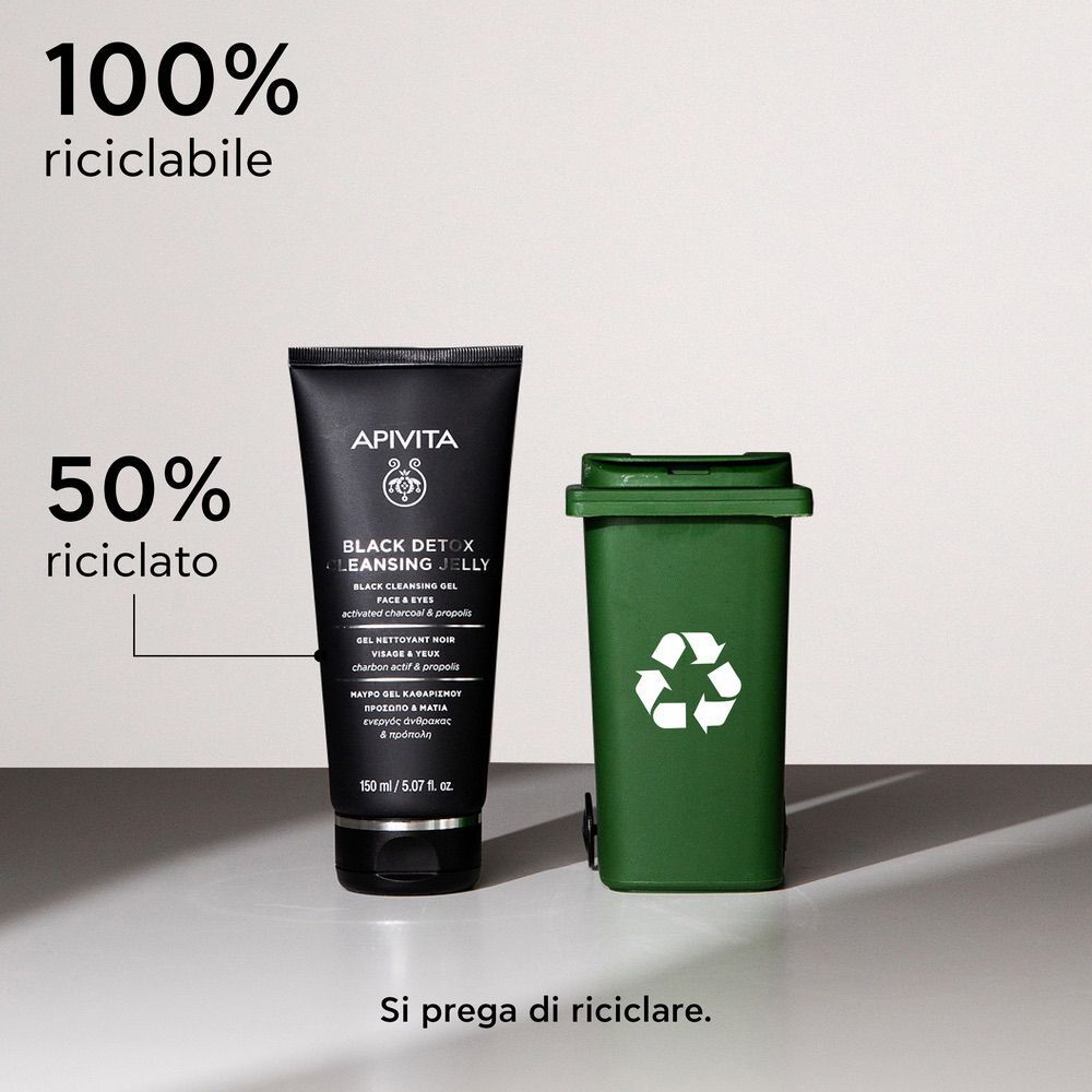 Tubo APIVITA Black Detox Cleansing Jelly accanto a un bidone di riciclaggio verde.