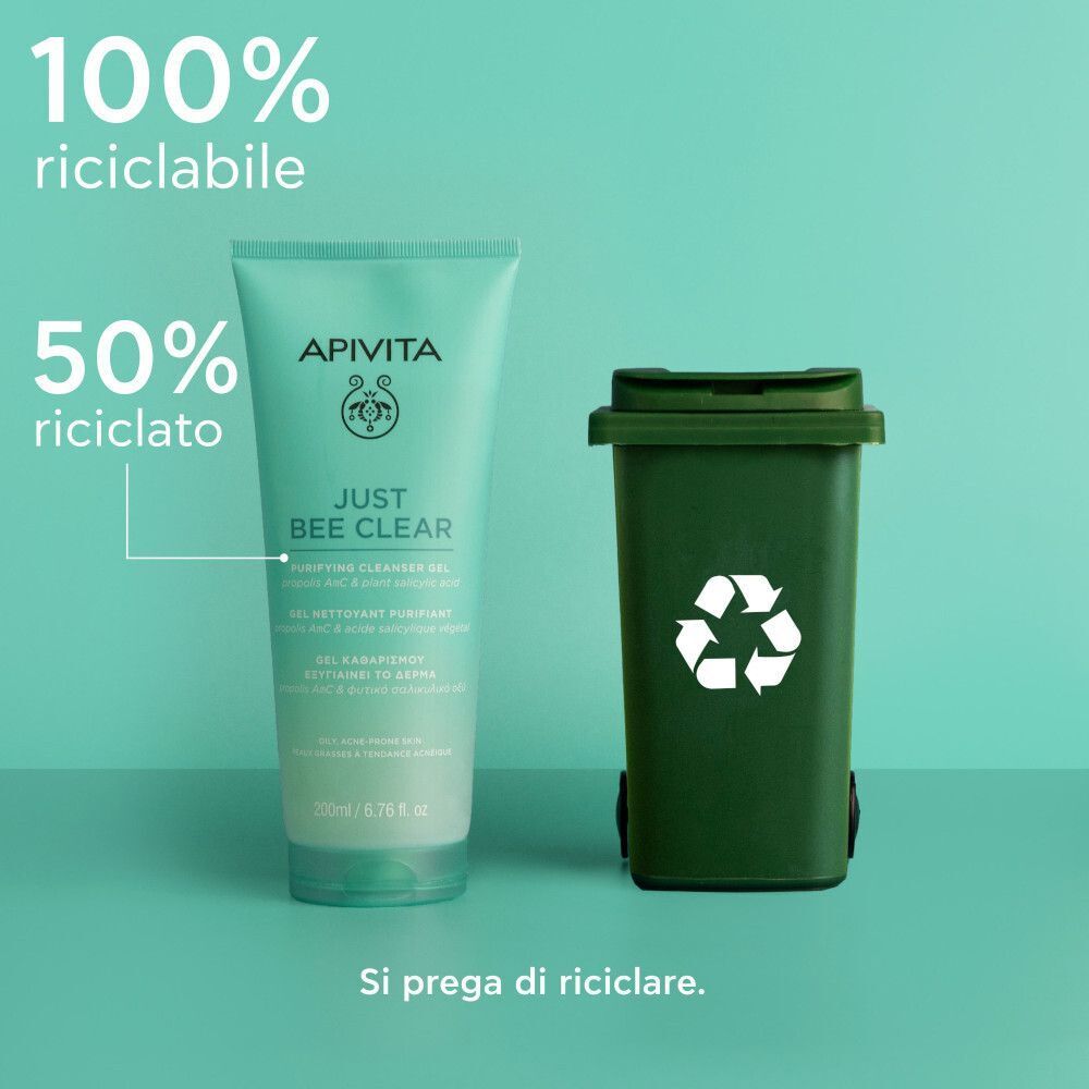 Gel detergente Apivita Just Bee Clear accanto a un bidone per il riciclo; 100% riciclabile, 50% riciclato.