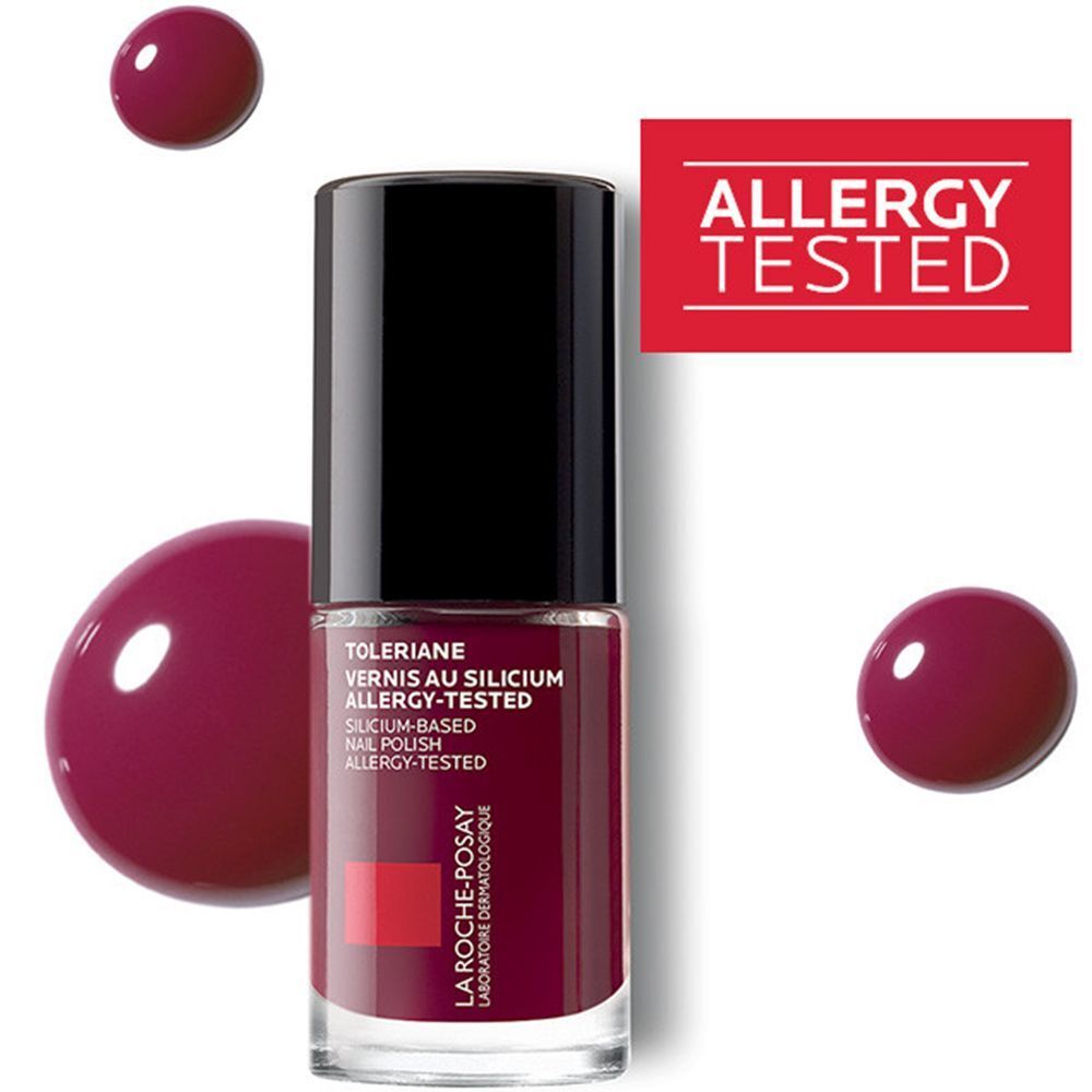 Un flacone di smalto rosso con tappo nero. Accanto, un riquadro rosso con 'Allergy Tested'.