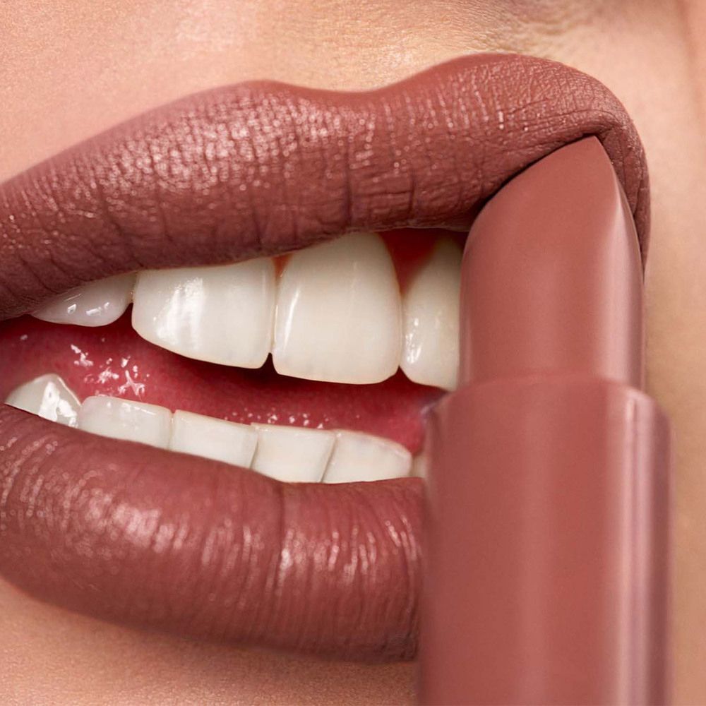 Rossetto Astra Make-Up Lip Creamynal applicato sulle labbra, tonalità Nude Biscotto Medio.