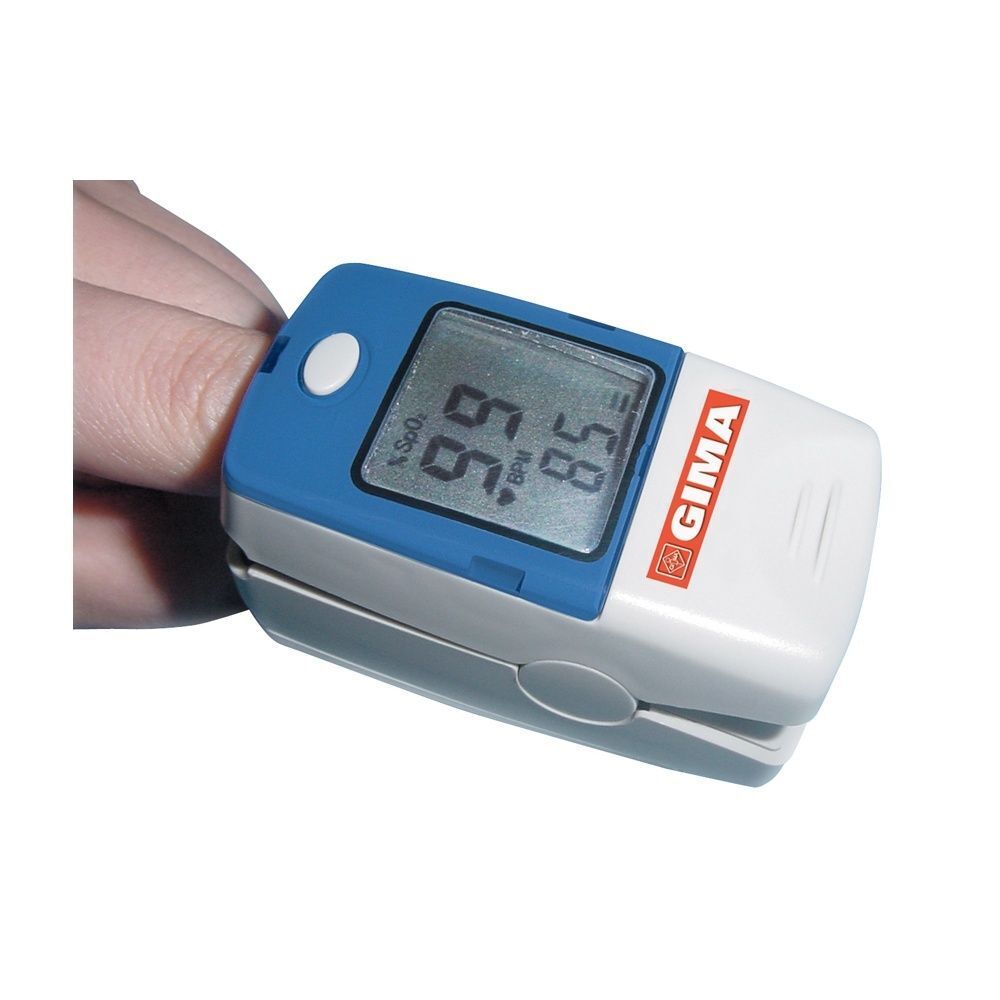 Un pulsossimetro GIMA, design a clip da dito, bianco e blu, con display che mostra SpO2 e battiti.